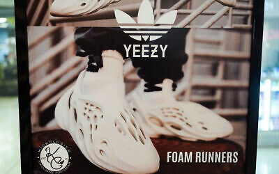Un panneau de publicité pour des chaussures Yeezy fabriquées par Adidas à Kickclusive, un magasin de revente de chaussures de sport, à Paramus, NJ, mardi 25 octobre 2022. (Crédit : AP Photo/Seth Wenig)
