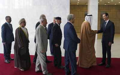 Le président syrien Bashar al-Assad, à droite, reçoit une délégation représentant divers parlements arabes à Damas, le 26 février 2023. (Crédit : SANA via AP)
