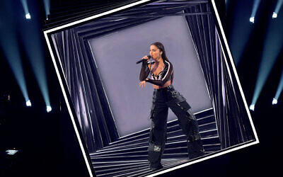 Noa Kirel d'Israël se produisant lors de la première demi-finale du Concours Eurovision de la chanson à Liverpool, en Angleterre, le 9 mai 2023. (Crédit : AP Photo/Martin Meissner)