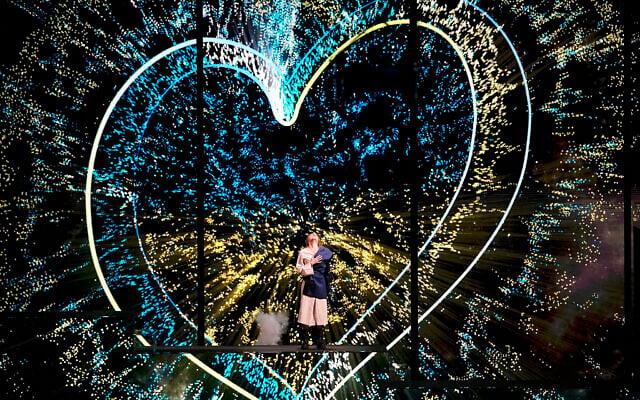 Alyosha de l'Ukraine se produisant lors de la première demi-finale du Concours Eurovision de la chanson à Liverpool, Angleterre, le 9 mai 2023. (Crédit : AP Photo/Martin Meissner) Alyosha de l'Ukraine se produisant lors de la première demi-finale du Concours Eurovision de la chanson à Liverpool, Angleterre, le 9 mai 2023. (Crédit : AP Photo/Martin Meissner)