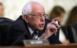 Le président de la Commission des Affaires sociales du Sénat, Bernie Sanders, le sénateur indépendant du Vermont, pendant une réunion de commission au Capitole, le 10 mai 2023. (Crédit : Carolyn Kaster/AP)