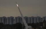 Le système antimissile Dôme de Fer tire pour intercepter une roquette tirée depuis la bande de Gaza vers Israël, à hauteur d’Ashkelon, le 11 mai 2023. (Crédit : AP Photo/Ariel Schalit)