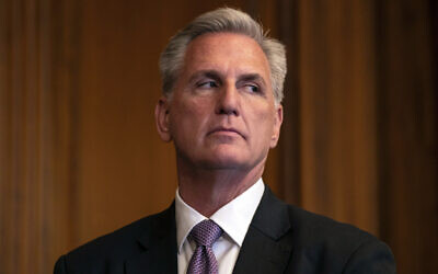 Le président de la Chambre des représentants, Kevin McCarthy, dans la salle Rayburn du Capitole, à Washington, le 11 mai 2023. (Crédit : AP Photo/Nathan Howard)