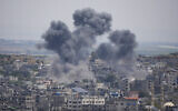 De la fumée s'élève après une explosion causée par une frappe aérienne israélienne, dans la bande de Gaza, le vendredi 12 mai 2023. (Crédit : AP Photo/Hatem Moussa)