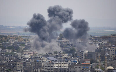 De la fumée s'élève après une explosion causée par une frappe aérienne israélienne, dans la bande de Gaza, le vendredi 12 mai 2023. (Crédit : AP Photo/Hatem Moussa)