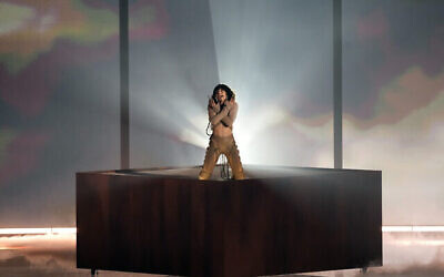 Pour la Suède, Loreen se produit lors de la Grande Finale de l’Eurovision Song Contest à Liverpool, en Angleterre, le 13 mai 2023. (Crédit : AP Photo/Martin Meissner)