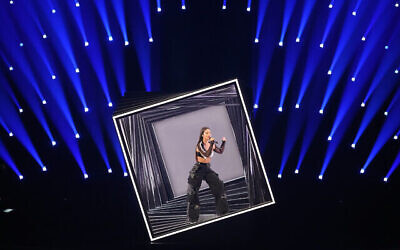 Noa Kirel se produit sous la bannière israélienne lors de la Grande Finale du Concours Eurovision de la Chanson à Liverpool, en Angleterre, le 13 mai 2023. (Crédit : AP Photo/Martin Meissner)