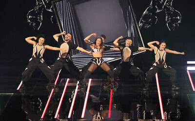Noa Kirel se produit sous la bannière israélienne lors de la Grande Finale du Concours Eurovision de la Chanson à Liverpool, en Angleterre, le 13 mai 2023. (Crédit : AP Photo/Martin Meissner)