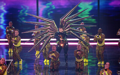 Netta Barzilai se produit lors de la grande finale de l’Eurovision Song Contest à Liverpool, en Angleterre, le 13 mai 2023. (Crédit : AP Photo/Martin Meissner)