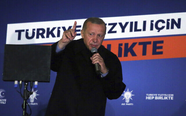Le président turc Recep Tayyip Erdogan prononce un discours au siège du parti, à Ankara, Turquie, le 15 mai 2023. (Crédit : AP/Ali Unal) Le président turc Recep Tayyip Erdogan prononce un discours au siège du parti, à Ankara, Turquie, le 15 mai 2023. (Crédit : AP/Ali Unal)