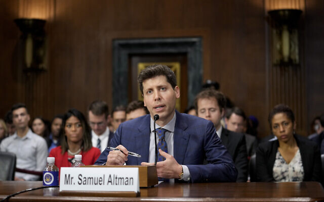 Le PDG d'OpenAI, Sam Altman, s'exprimant devant la sous-commission judiciaire du Sénat sur la vie privée, la technologie et le droit au sujet de l'intelligence artificielle, au Capitole à Washington, le 16 mai 2023. (Crédit : Patrick Semansky/AP) Le PDG d'OpenAI, Sam Altman, s'exprimant devant la sous-commission judiciaire du Sénat sur la vie privée, la technologie et le droit au sujet de l'intelligence artificielle, au Capitole à Washington, le 16 mai 2023. (Crédit : Patrick Semansky/AP)