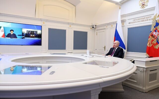 Le président russe Vladimir Poutine participant à la cérémonie de signature d'un accord sur la construction du chemin de fer Rasht-Astara avec le président iranien Ebrahim Raïssi par vidéoconférence au Kremlin à Moscou, en Russie, le 17 mai 2023. (Crédit : Mikhail Klimentyev/Sputnik/Kremlin Pool Photo via AP) Le président russe Vladimir Poutine participant à la cérémonie de signature d'un accord sur la construction du chemin de fer Rasht-Astara avec le président iranien Ebrahim Raïssi par vidéoconférence au Kremlin à Moscou, en Russie, le 17 mai 2023. (Crédit : Mikhail Klimentyev/Sputnik/Kremlin Pool Photo via AP)