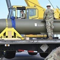 Des aviateurs examinant une bombe GBU-57 (Massive Ordnance Penetrator), sur la base aérienne de Whiteman dans le Missouri, publiée le 2 mai 2023. (Crédit : US Air Force via AP)
