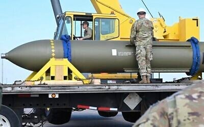 Des aviateurs examinant une bombe GBU-57 (Massive Ordnance Penetrator), sur la base aérienne de Whiteman dans le Missouri, publiée le 2 mai 2023. (Crédit : US Air Force via AP)