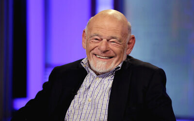 Sam Zell, président d'Equity Group Investments, et président d'Equity International, souriantt lors d'une interview par Neil Cavuto, sur le Fox Business Network, à New York, le 6 août 2013. (Crédit : AP Photo/Richard Drew/Dossier)
