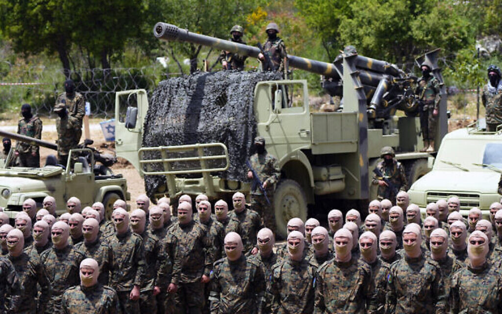 Des combattants du groupe terroriste chiite libanais du Hezbollah s'entraînant dans le village d'Aaramta, dans le district de Jezzine, au sud du Liban, le 21 mai 2023. (Crédit : Hassan Ammar/AP) Des combattants du groupe terroriste chiite libanais du Hezbollah s'entraînant dans le village d'Aaramta, dans le district de Jezzine, au sud du Liban, le 21 mai 2023. (Crédit : Hassan Ammar/AP)