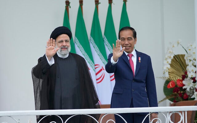 Le président iranien Ebrahim Raisi, à gauche, et le président indonésien Joko Widodo, à droite, saluent les journalistes lors de leur rencontre au palais présidentiel de Bogor, en Indonésie, le 23 mai 2023. (Crédit : Achmad Ibrahim/AP) Le président iranien Ebrahim Raisi, à gauche, et le président indonésien Joko Widodo, à droite, saluent les journalistes lors de leur rencontre au palais présidentiel de Bogor, en Indonésie, le 23 mai 2023. (Crédit : Achmad Ibrahim/AP)