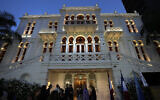 Une foule de personnes rassemblée dans la cour du musée Sursock lors de l'inauguration de ce lieu emblématique à Beyrouth, au Liban, le 26 mai 2023. (Crédit : AP Photo/Hussein Malla)
