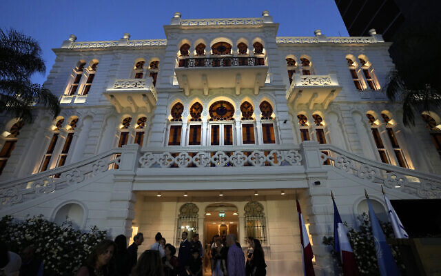 Une foule de personnes rassemblée dans la cour du musée Sursock lors de l'inauguration de ce lieu emblématique à Beyrouth, au Liban, le 26 mai 2023. (Crédit : AP Photo/Hussein Malla) Une foule de personnes rassemblée dans la cour du musée Sursock lors de l'inauguration de ce lieu emblématique à Beyrouth, au Liban, le 26 mai 2023. (Crédit : AP Photo/Hussein Malla)
