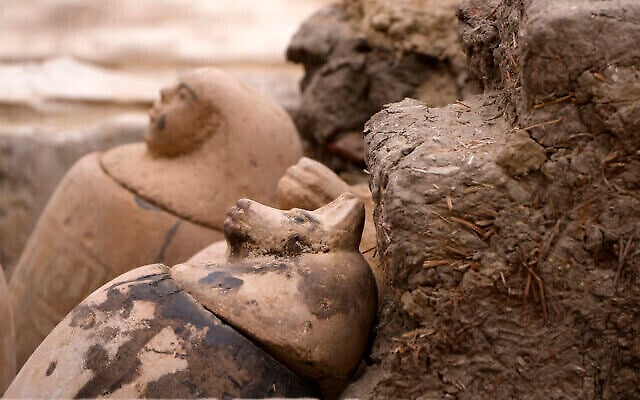 Des jarres canopes, destinées à contenir les organes retirés du corps lors du processus de momification, visibles sur le site de la pyramide à degrés de Djéser, à Saqqara, en Égypte, le 27 mai 2023. (Crédit : AP Photo/Amr Nabil)