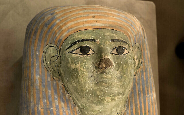 Un ancien sarcophage en bois récemment mis au jour sur le site de la pyramide à degrés de Djéser, à Saqqara, en Égypte, le 27 mai 2023. (Crédit : AP Photo/Amr Nabil)