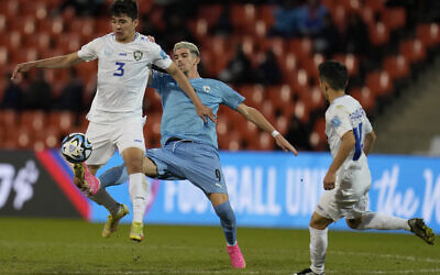 L'Ouzbek Abdukodir Khusanov, à gauche, se bat pour le ballon avec l'Israélien Dor Turgeman, au centre, lors d'un match de football des huitièmes de finale de la Coupe du monde U-20 de la FIFA à Mendoza, en Argentine, le 30 mai 2023. (Crédit : AP/Ricardo Mazalan)