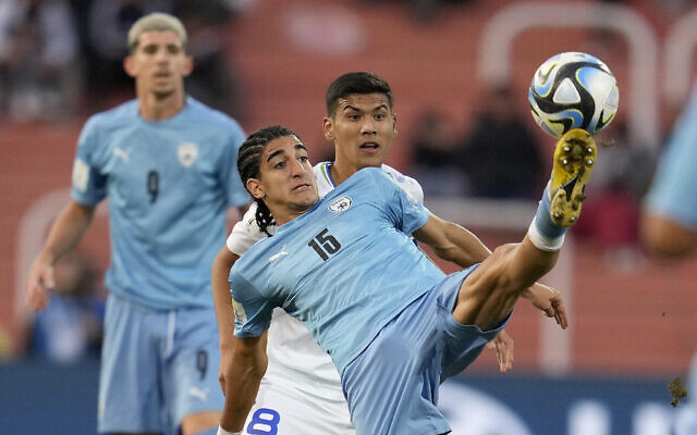 L'israélien Tay Abed (15) se dispute le ballon avec Bekhruzbek Askarov de l'Ouzbékistan lors d'un match de football des huitièmes de finale de la Coupe du monde U-20 de la FIFA au stade Malvinas Argentinas de Mendoza, en Argentine, le 30 mai 2023. (Crédit : AP Photo/Ricardo Mazalan)