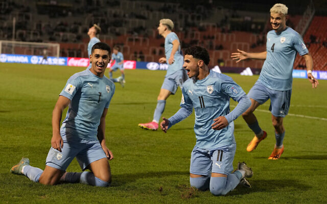 Anan Khalaili d'Israël, à gauche, avec son coéquipier Hamza Shibli, à droite, après avoir marqué le premier but de leur équipe contre l'Ouzbékistan lors d'un match de football des huitièmes de finale de la Coupe du monde U-20 de la FIFA au stade Malvinas Argentinas de Mendoza, en Argentine, le 30 mai 2023. (Crédit : AP/Ricardo Mazalan)