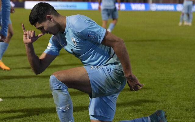 L'Israélien Anan Khalaili célèbre avec le signe de la licorne de Noa Kirel après avoir marqué le premier but de son équipe contre l'Ouzbékistan lors d'un match de football des huitièmes de finale de la Coupe du monde U-20 de la FIFA au stade Malvinas Argentinas de Mendoza, en Argentine, le 30 mai 2023. (Crédit : AP/Ricardo Mazalan)