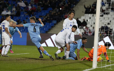 L'Israélien Anan Khalaili, deuxième à droite, après avoir marqué le premier but de son équipe contre l'Ouzbékistan lors d'un match de football des huitièmes de finale de la Coupe du monde U-20 de la FIFA à Mendoza, en Argentine, le 30 mai 2023. (Crédit : AP/Ricardo Mazalan)