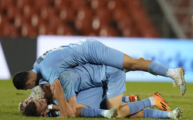 Les joueurs d'Israël célèbrent leur victoire sur l'Ouzbékistan (1-0) et leur qualification pour le tour suivant de la Coupe du monde U-20 de la FIFA au stade Malvinas Argentinas de Mendoza, en Argentine, le mardi 30 mai 2023. (Crédit : AP/Natacha Pisarenko)