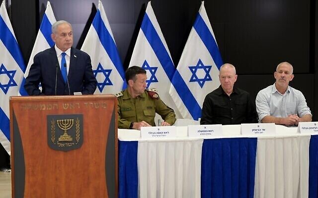 De gauche à droite : le Premier ministre Benjamin Netanyahu, le chef de Tsahal Herzi Halevi, le ministre de la Défense Yoav Gallant et le chef du Shin Bet Ronen Bar lors d’une conférence de presse le 9 mai (Crédit : Avi Ohayon / GPO) De gauche à droite : le Premier ministre Benjamin Netanyahu, le chef de Tsahal Herzi Halevi, le ministre de la Défense Yoav Gallant et le chef du Shin Bet Ronen Bar lors d’une conférence de presse le 9 mai (Crédit : Avi Ohayon / GPO)