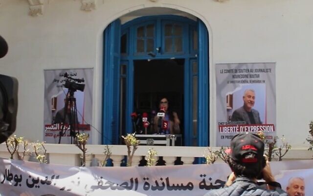 Une conférence de presse en soutien à Nourredine Boutar, directeur de Mosaïque FM. (Autorisation : YouTube)