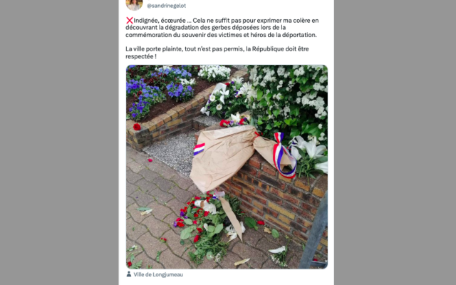 Des gerbes de fleurs en hommage aux victimes de la déportation dégradées à Longjumeau, dans l'Essonne, le 1er mai 2023. (Crédit : Sandrine Gelot / Twitter)