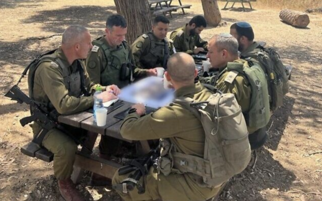 Le chef d'état-major de Tsahal, Herzi Halevi, effectuant une évaluation à la division de Gaza, le 10 mai 2023. (Crédit : Armée israélienne)
