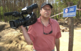 Le cinéaste Gary Hochman sur le site des fouilles de Sobibor en Pologne. (Autorisation)