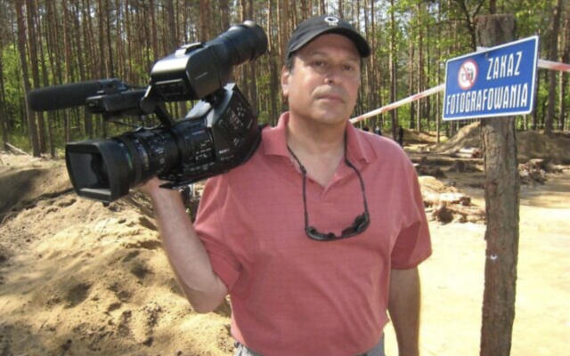 Le cinéaste Gary Hochman sur le site des fouilles de Sobibor en Pologne. (Autorisation)
