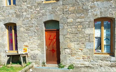 Des tags nazis sur des locaux de la CGT et du Secours populaire à Rostrenen (Côtes-d’Armor). (Crédit : Guillaume Robic / Facebook)