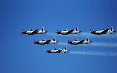 Des avions T-6 Texan II de l'armée de l'air au dessus de Tel Aviv pendant un spectacle aérien à l'occasion des célébrations de Yom HaAtsmaout, le 26 avril 2023. (Crédit : Emanuel Fabian/Times of Israel)