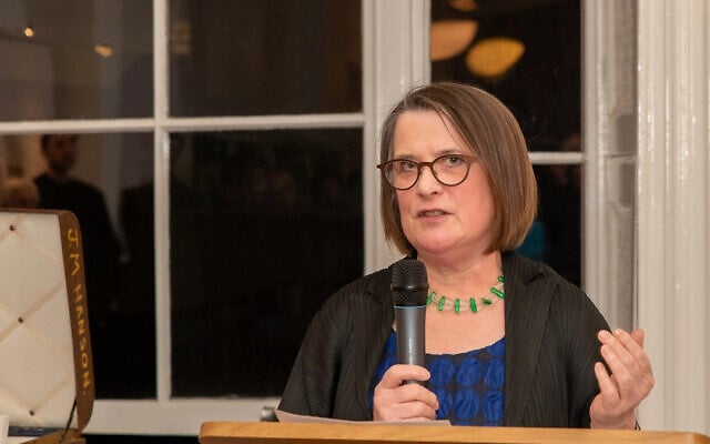 Deborah Jaffe prend la parole lors de l’exposition à la Wiener Holocaust Library à Londres, le 23 février 2023. (Crédit : Adam Soller Photography)