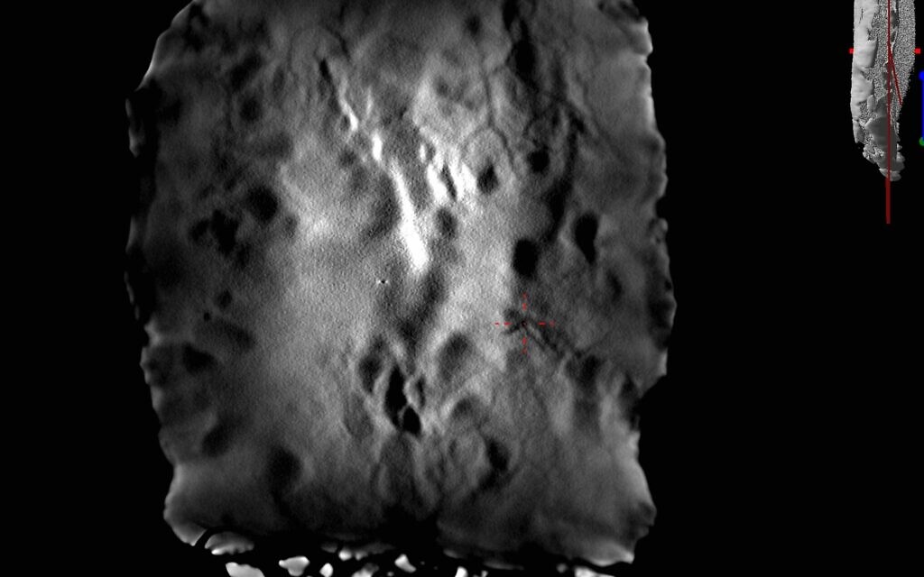 Image du scan tomographique de la tablette de la malédiction du mont Ebal. (Crédit : Pieter Gert van der Veen)