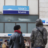 Photo d'illustration : Une agence de la banque Leumi, à Jérusalem, le 16 novembre 2014. (Crédit : Yonatan Sindel/Flash90)