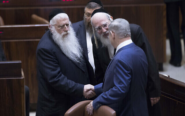 Le Premier ministre Benjamin Netanyahu, à droite, serre la main de MM. Yisrael Eichler et Meir Porush à la Knesset, 25 janvier 2019. (Crédit : Yonatan Sindel/Flash90/File) Le Premier ministre Benjamin Netanyahu, à droite, serre la main de MM. Yisrael Eichler et Meir Porush à la Knesset, 25 janvier 2019. (Crédit : Yonatan Sindel/Flash90/File)