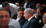 Le maire de Modiin et président de la Fédération des Autorités locales Haim Bibas, à gauche, avec le Premier ministre Benjamin Netanyahu pendant un événement organisé pour Rosh Hashanah qui réunissait les autorités municipales à Airport City, le 30 août 2018. (Crédit : Flash90)