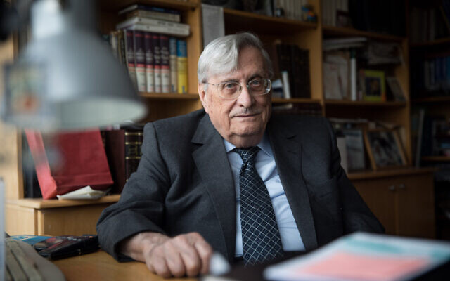 Portrait de l'ancien juge de la Cour suprême Jacob Turkel à son domicile, à Jérusalem, le 17 avril 2019. (Crédit : Hadas Parush/Flash90)