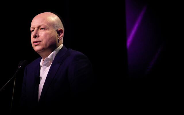 Jason Greenblatt, ancien envoyé spécial des États-Unis au Moyen-Orient, s'exprimant lors d'un sommet d'investisseurs organisé par OurCrowd, à Jérusalem, le 13 février 2020. (Crédit : Yonatan Sindel/Flash90/Dossier)
