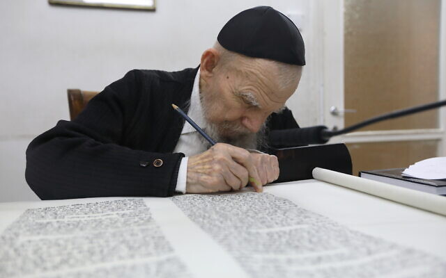 Le rabbin Gershon Edelstein, chef de la Yeshiva Ponevezh, dans sa maison de la ville juive ultra orthodoxe de Bnei Brak, le 20 mai 2021. (Crédit : Yaakov Naumi/FLASH90) Le rabbin Gershon Edelstein, chef de la Yeshiva Ponevezh, dans sa maison de la ville juive ultra orthodoxe de Bnei Brak, le 20 mai 2021. (Crédit : Yaakov Naumi/FLASH90)