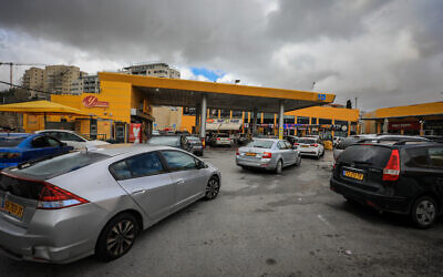 Un embouteillage à l'entrée d'une station-service, à Jérusalem, le 11 mars 2022. (Crédit : Jamal Awad/Flash90)