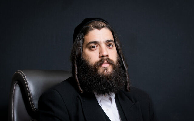 Le maire d'Elad, Yisrael Porush, dans son bureau, à Elad, le 11 mai 2022. (Crédit : Yossi Aloni/Flash90)