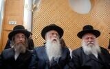 De droite à gauche : Le président de Yahadout HaTorah, Yitzhak Goldknopf, et les députés Meïr Porush et Yaakov Tessler lors d'une audience de la haut Cour de Justice, à Jérusalem, le 28 juillet 2022. (Crédit : Yonatan Sindel/Flash90)